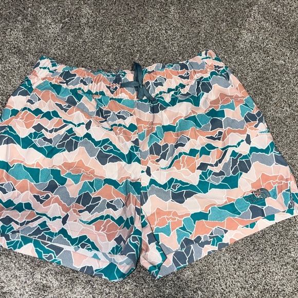 Women’s north face hiking shorts nwot colorful mountains - Picture 2 of 4